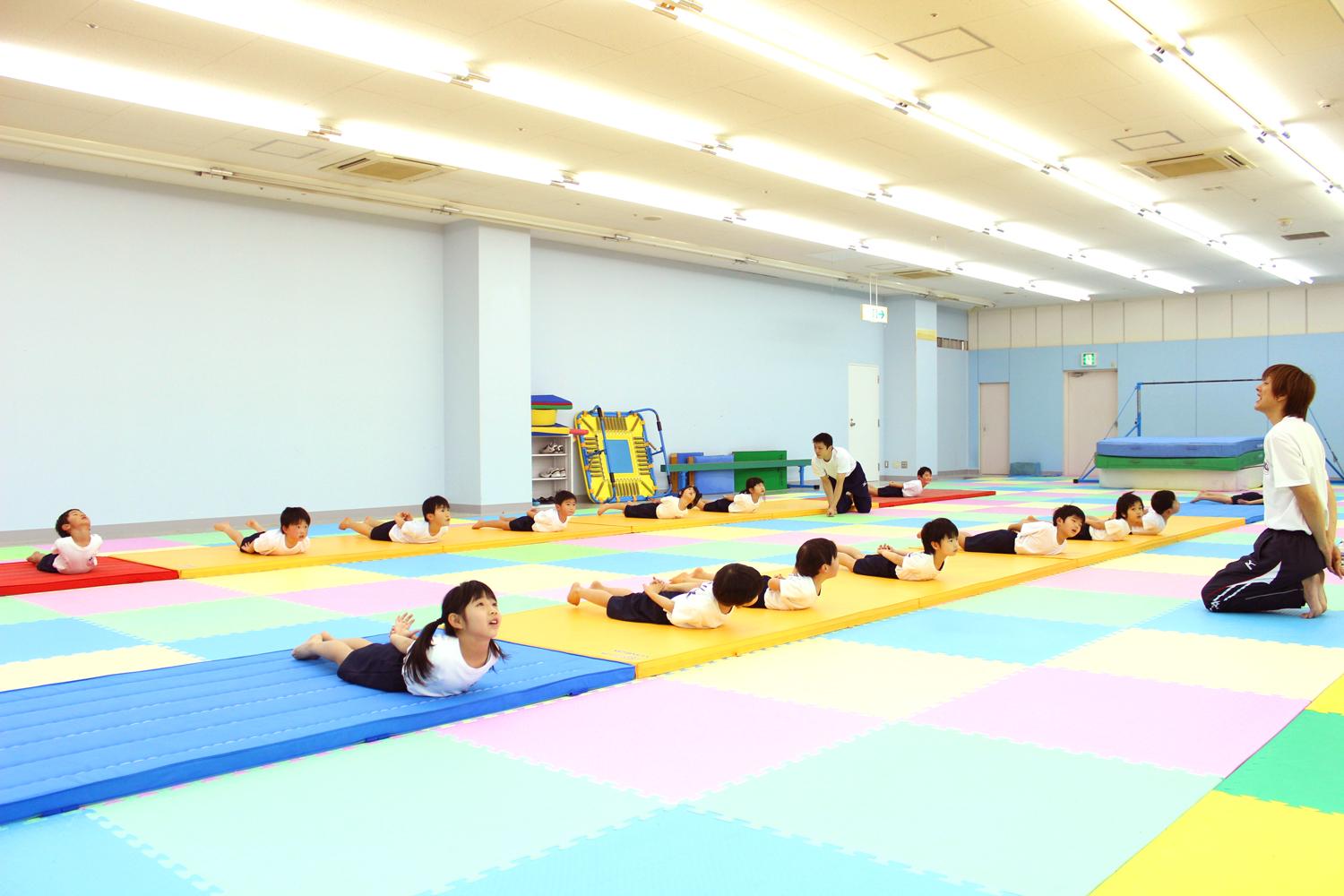 広いフロアでのびのびと授業を行います。