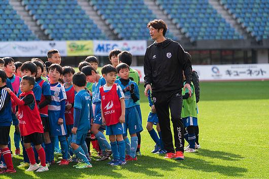 元日本代表巻誠一郎が監修するサッカースクールのコーチ大募集 スポーツ フットサル業界の求人情報 アルバイトを探すならスポキャリ