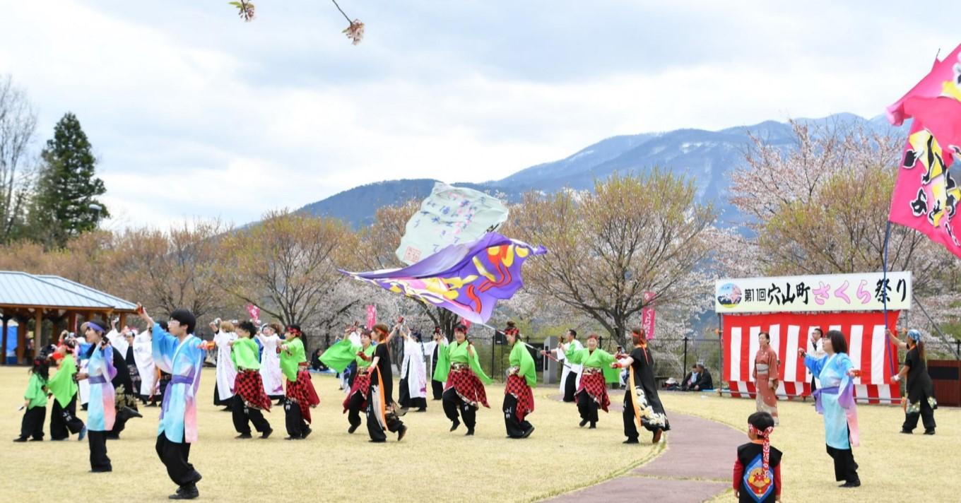 穴山さくら公園で開催される「穴山町さくら祭り」の様子