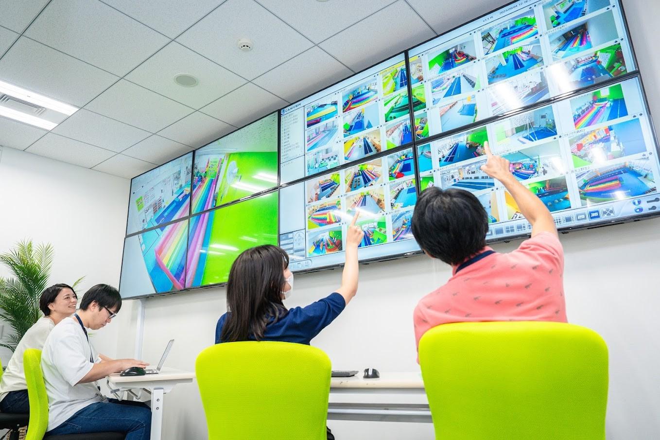本社では、モニターを使って全教室の安全をチェック✓
