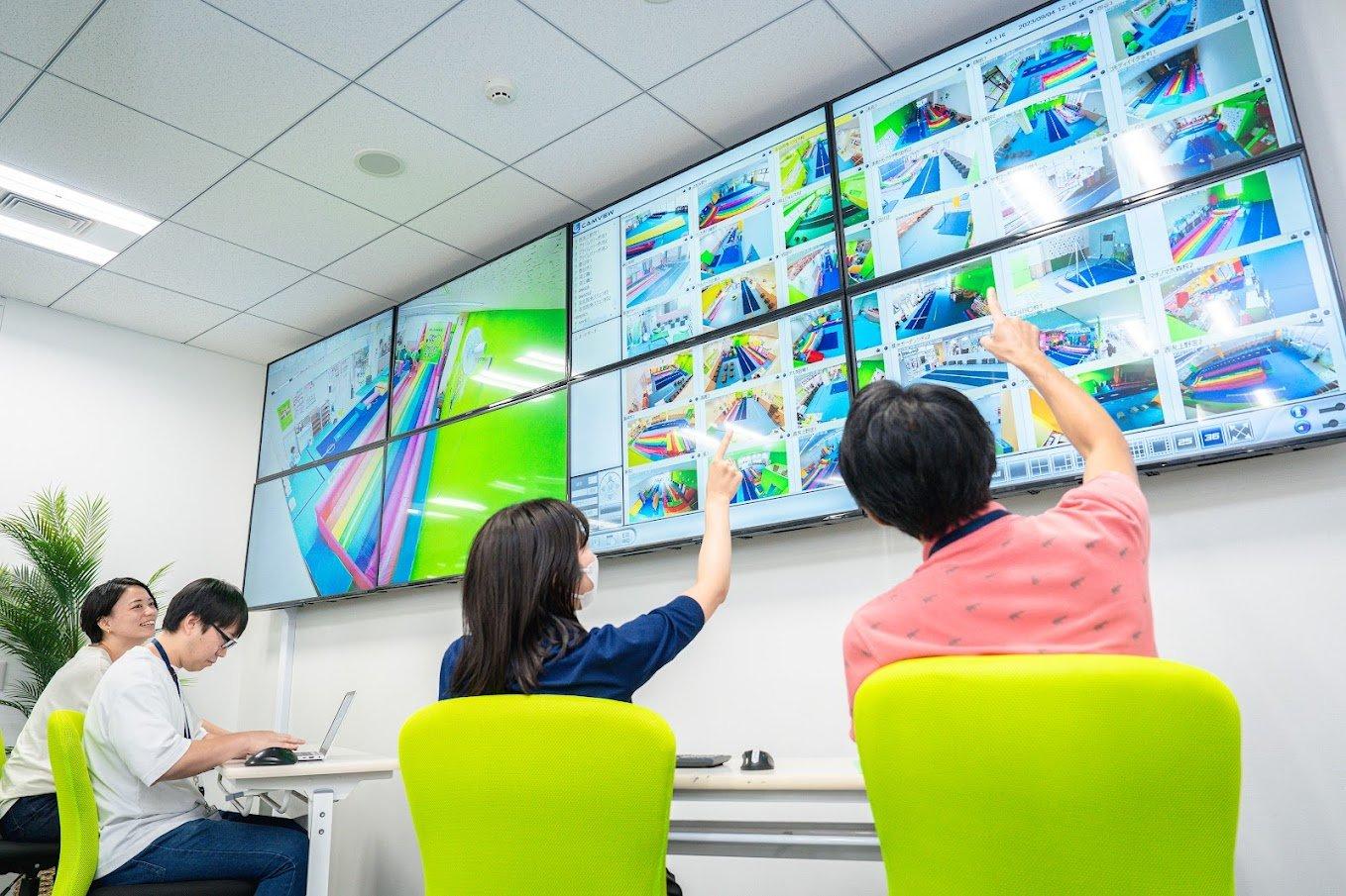 本社では、モニターを使って全教室の安全をチェック✓