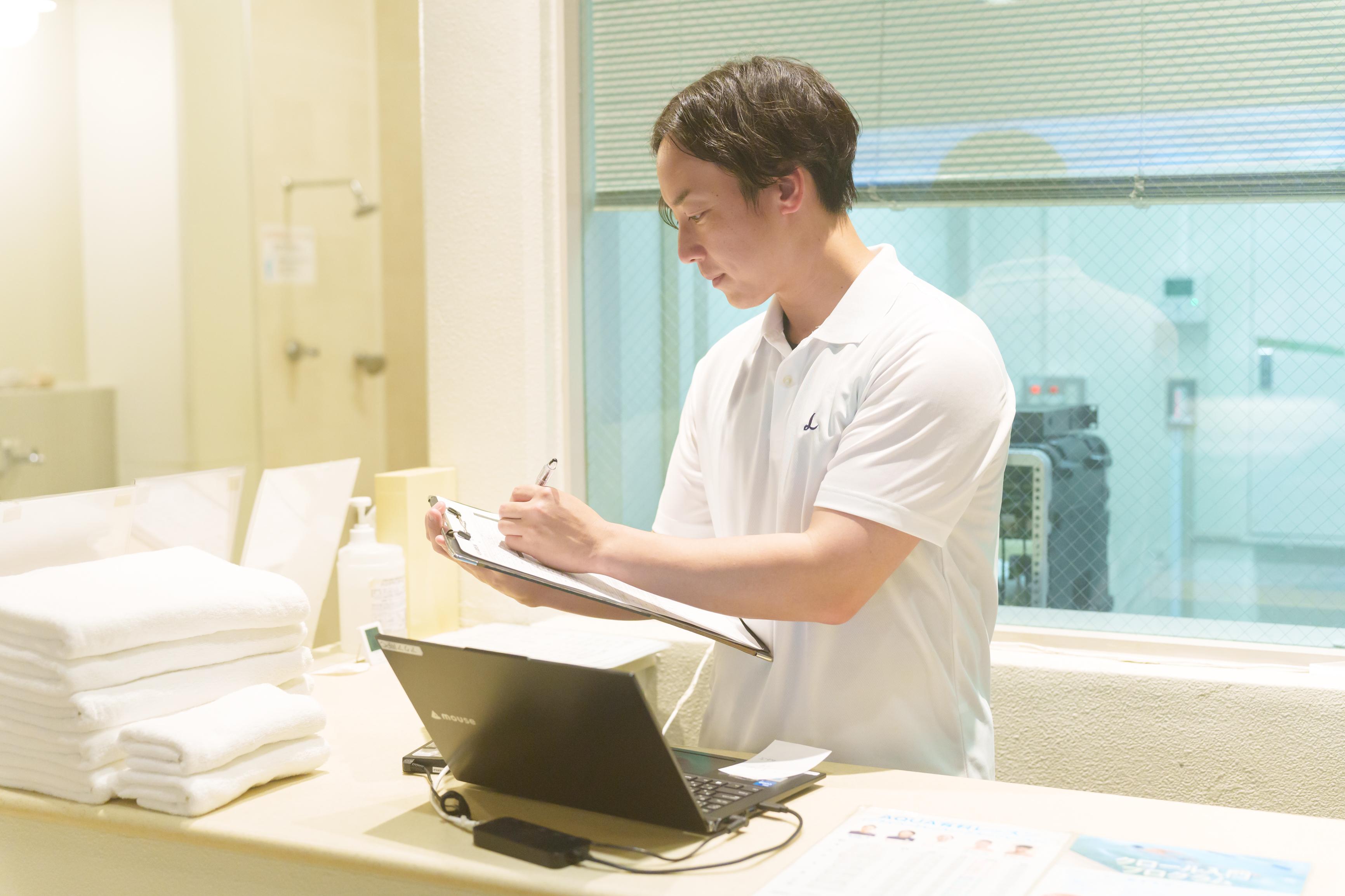 若手活躍中！"ハイクラス”フィットネスクラブの受付 急募！資格手当有！年間休日120日