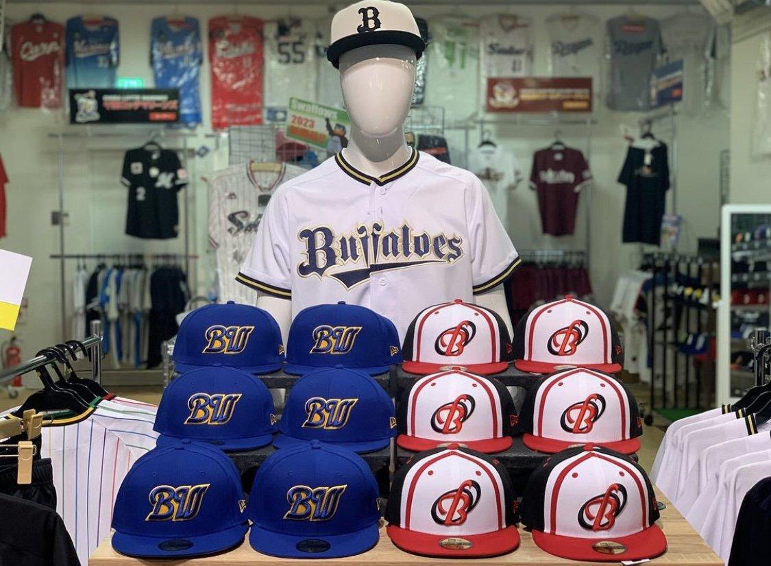 プロ野球グッズを求め海外観光客も多数ご来店！