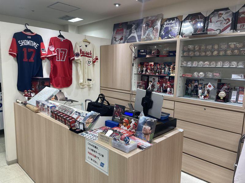 店内はサインものや実使用球などの希少なアイテムがいっぱい！
