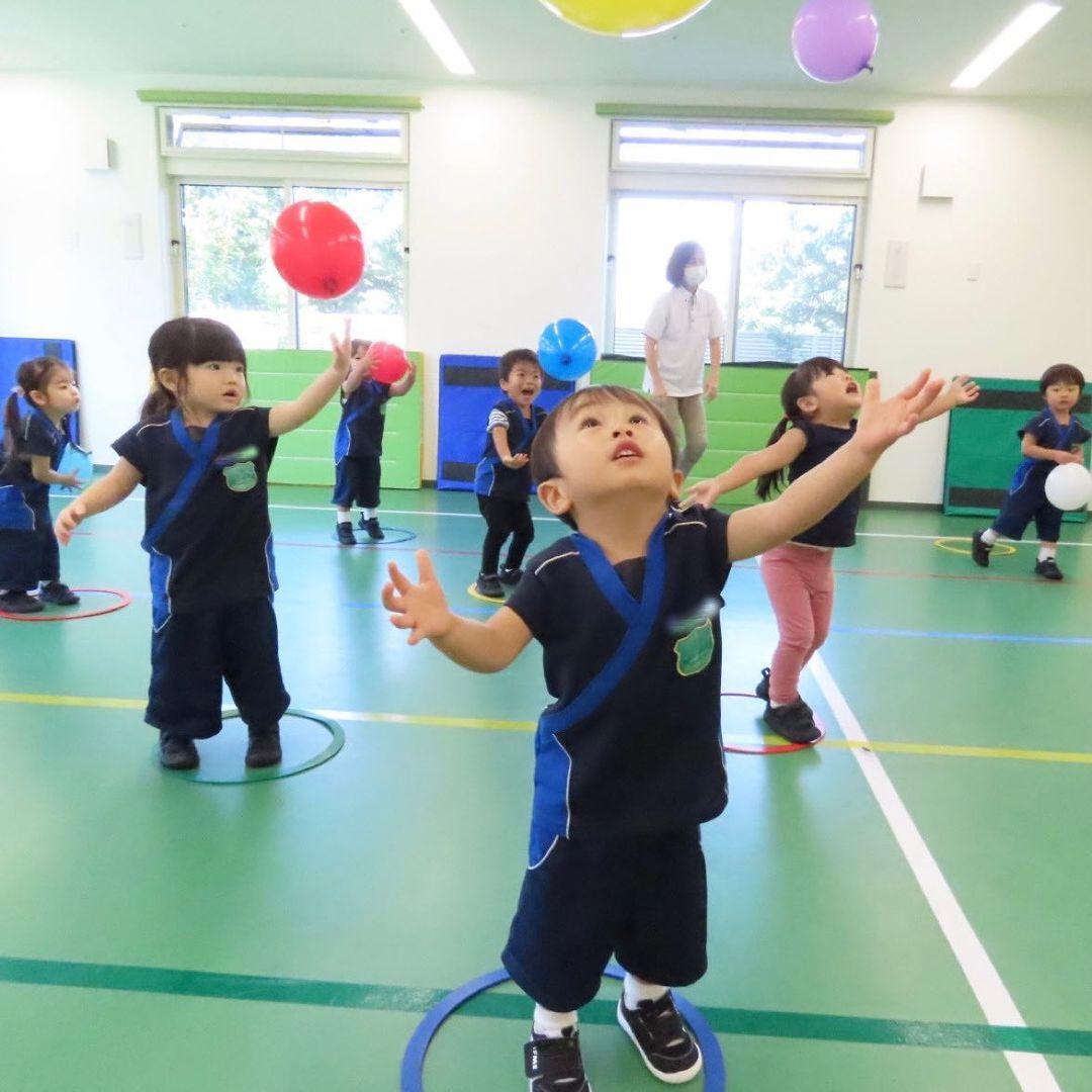 子どもたちは、体操用の制服に着替えてプログラムに参加します