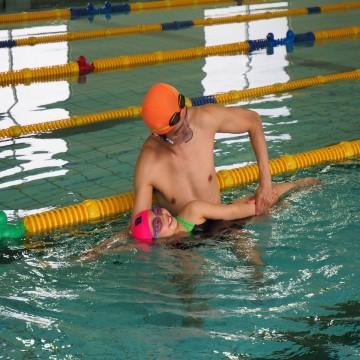 正社員 水泳コーチ こどもの毎日の成長にやりがいを スポーツ スイミング業界の求人情報 アルバイトを探すならスポキャリ